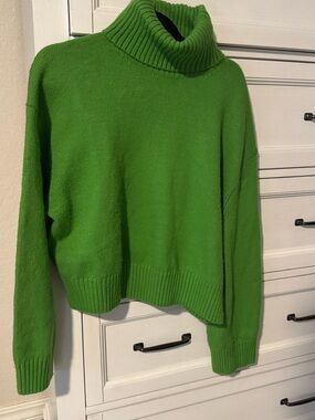 H&M Green Turtleneck Women's Sweater - Classic Cozy Knit